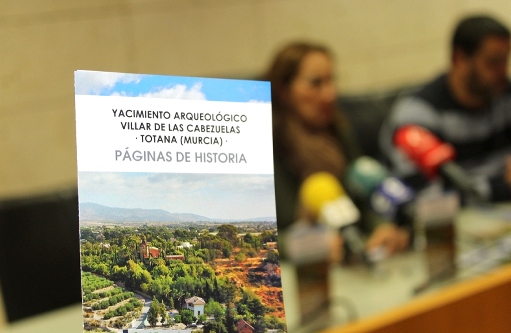 El Ayuntamiento dona 150 libros  a la Asociacin Kalathos para financiar parte de sus acciones y proyectos